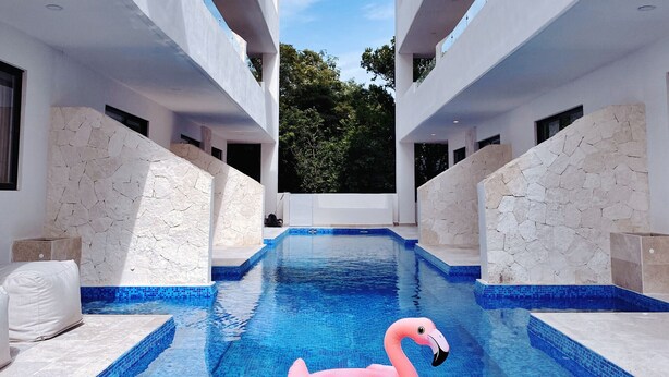 Une piscine avec un flotteur en forme de flamant rose.
