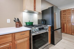 Fridge, microwave, oven, stovetop - Sand Bar Resort – Updated 5BR with Lake Views,  Big Yard, Firepit, Pontoon rental,  Gourmet Kitchen & More! (Suring)