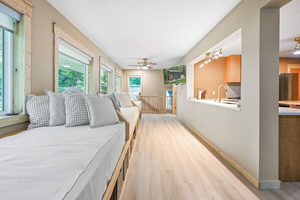 Travel cot, free WiFi, bed sheets