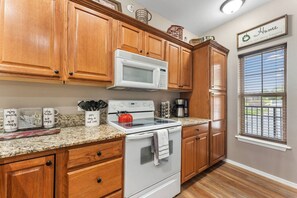 Fridge, microwave, oven, stovetop - Golf View Luxe at Stonebridge (Branson West)