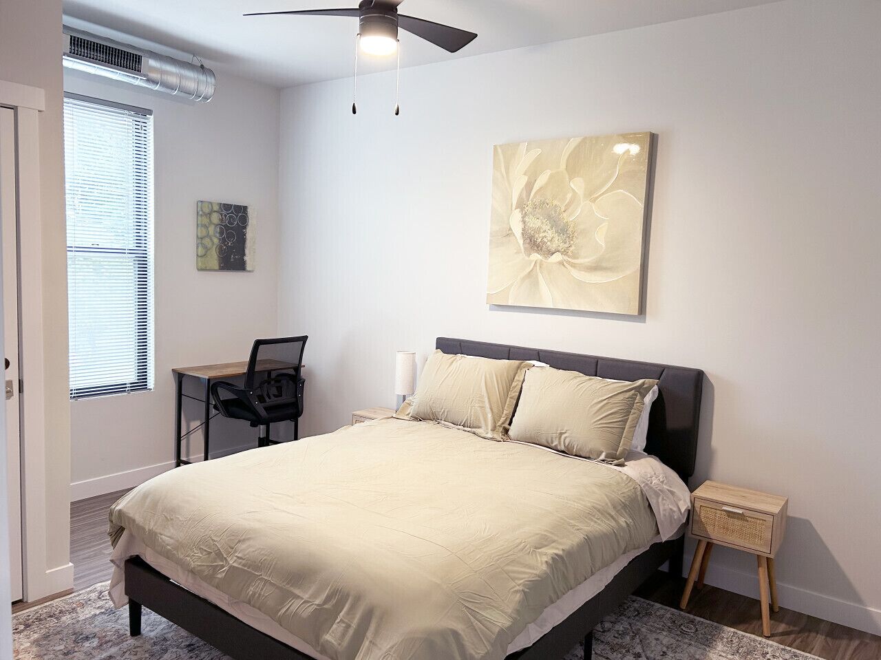 Escritorio, wifi y ropa de cama 