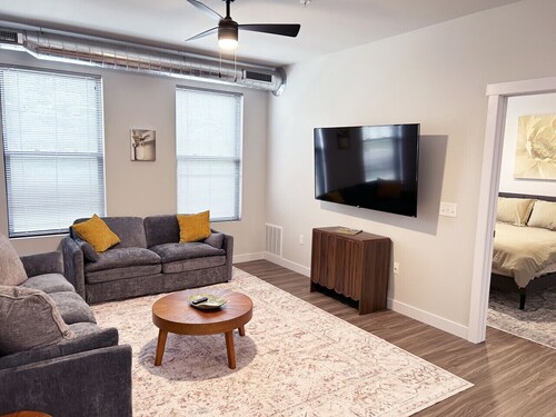 Downtown EC 2bdrm w/parking