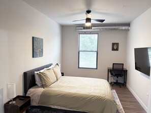 Desk, WiFi, bed sheets - Downtown EC 2bdrm w/parking (Eau Claire)