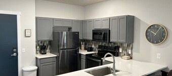 Downtown EC 2bdrm w/parking
