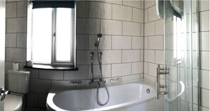 Séchoir à cheveux, serviettes fournies, savon, papier de toilette