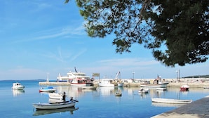 Una marina con varios barcos amarrados, un muelle y un cielo despejado.