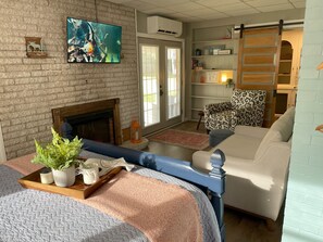 Deluxe Studio Suite | Free WiFi