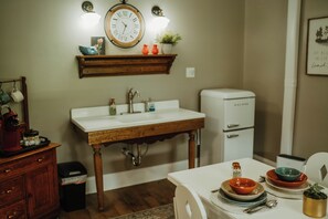 Deluxe Studio Suite | Private kitchenette