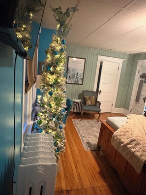 Comfort Double Room | Free WiFi - Cramer Family Mountain Inn (Snow Shoe)