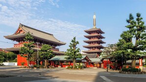 Un templo japonés tradicional con una pagoda de varios niveles y un edificio rojo con techo curvo.