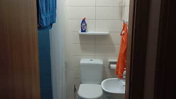 Secador de pelo, toallas, jabón y papel higiénico