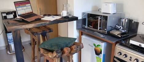 Four Ă micro-ondes, un four, surface de cuisson