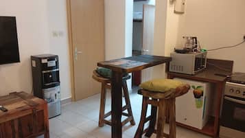 Microondas, horno y placa de cocina