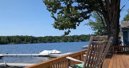Charming 3-bedroom cottage on Halfmoon Lake in Alton with Dock, Beach, WiFi, AC