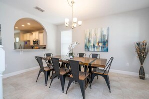 Dining - 5 Bedrooms, Pool and Resort (Davenport)