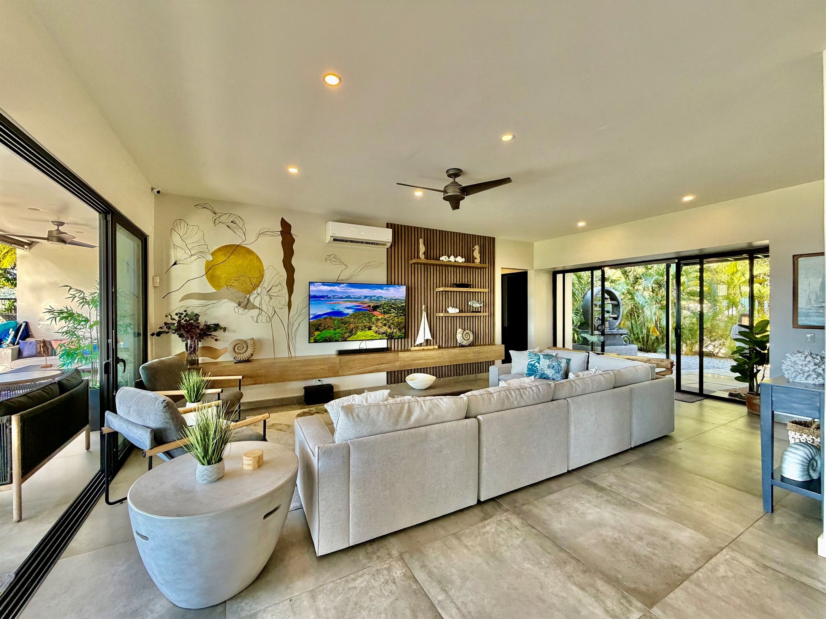 Smart-tv, bordtennisbord, bøger, stereoanlæg