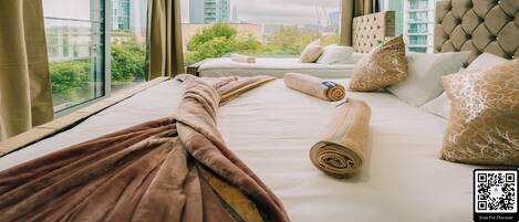 2 habitaciones, escritorio y tabla de planchar con plancha