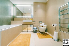 Dusche, umweltfreundliche Kosmetikartikel, Haartrockner, Handtücher