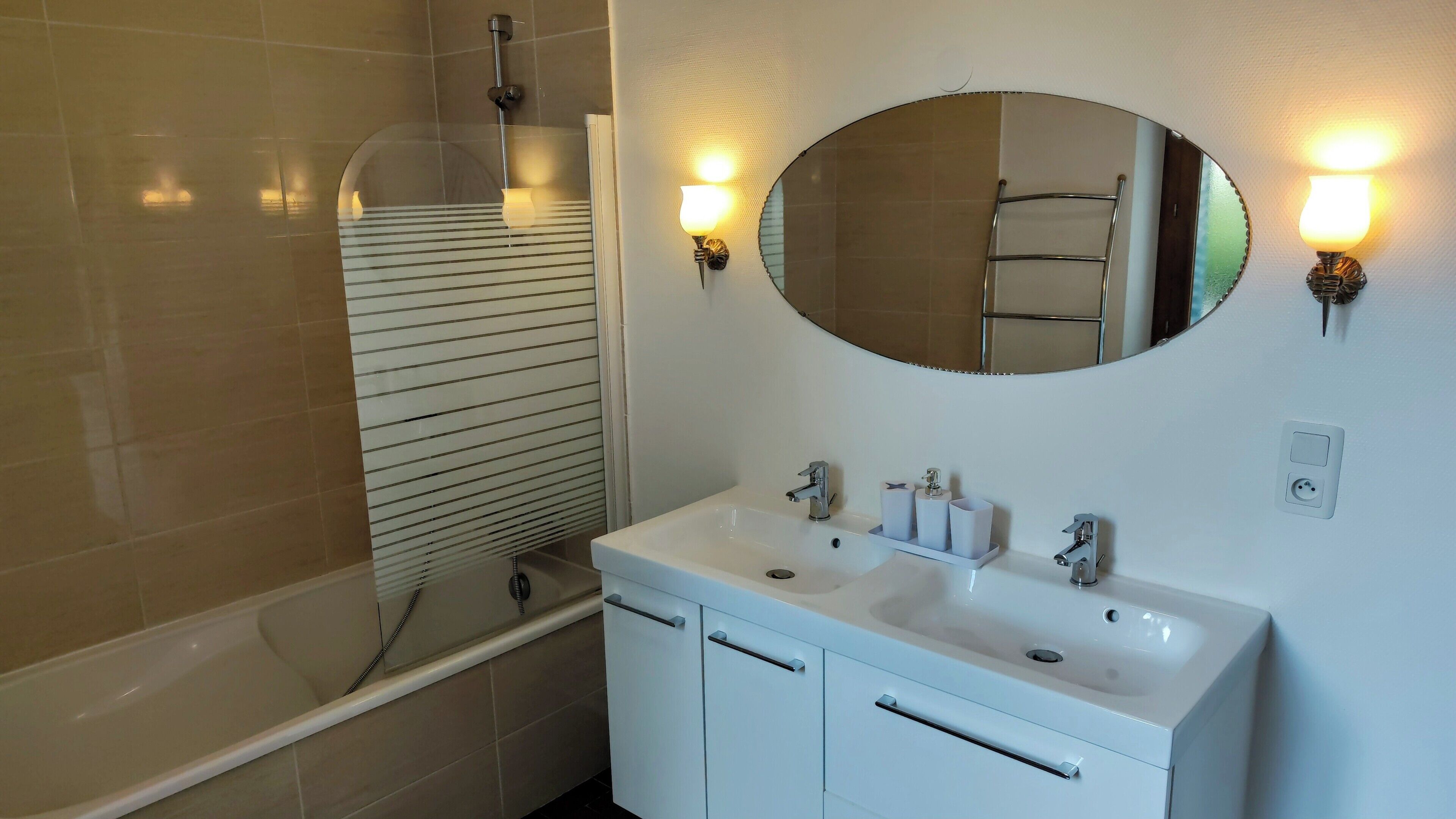 Séchoir à cheveux, serviettes fournies, savon, papier de toilette