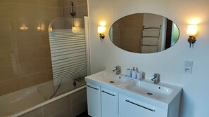 Haartrockner, Handtücher, Seife, Toilettenpapier
