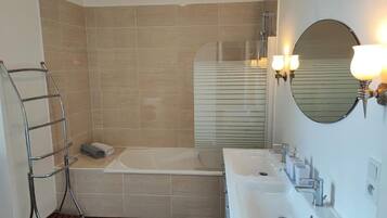 Secadora de cabello, toallas, jabón, papel de baño