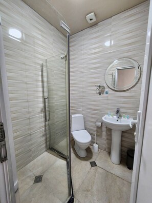 Combined shower/tub, hair dryer, towels, soap