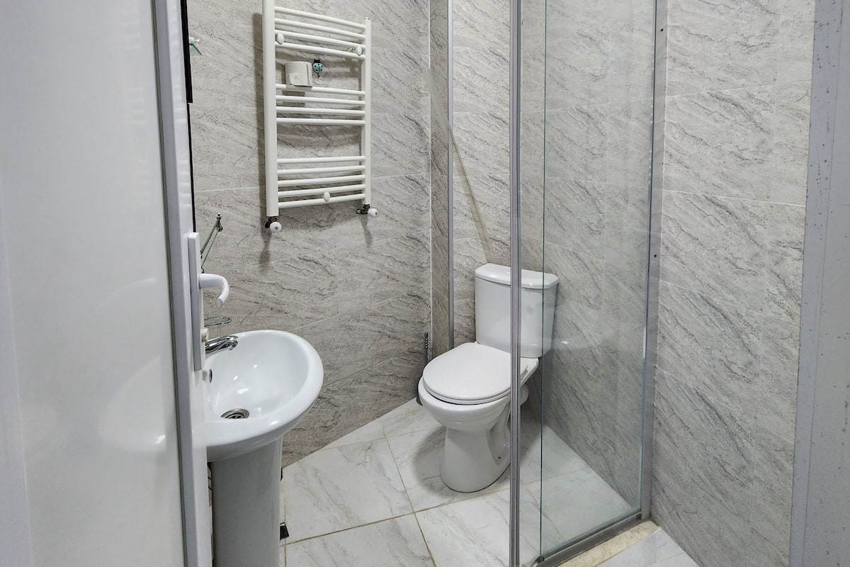 Vòi sen/bồn tắm kết hợp, đồ dùng nhà tắm miễn phí, máy sấy tóc