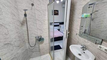 Combined shower/bathtub, free toiletries, hair dryer, towels