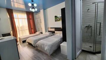 Basic-Doppelzimmer, eingeschränkter Meerblick | Schreibtisch, laptopgeeigneter Arbeitsplatz, Verdunkelungsvorhänge