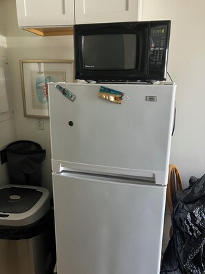 Interior - Charming 1-bedroom condo in terrific best location Hampton with WiFi, AC (Hampton)