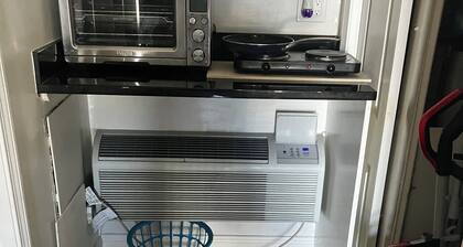 Charming 1-bedroom condo in terrific best location Hampton with WiFi, AC