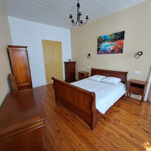 3 bedrooms, bed sheets