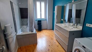 Doccia, asciugamani, sapone, carta igienica