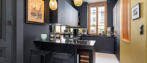 Een koelkast, een microgolfoven, een oven, een vaatwasser