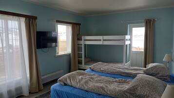 Deluxe-Vierbettzimmer, Bergblick | Kostenloses WLAN, Bettwäsche