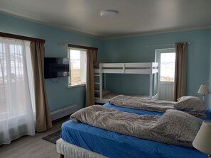 Habitación cuádruple Deluxe, vistas a la montaña | Wifi gratis y ropa de cama