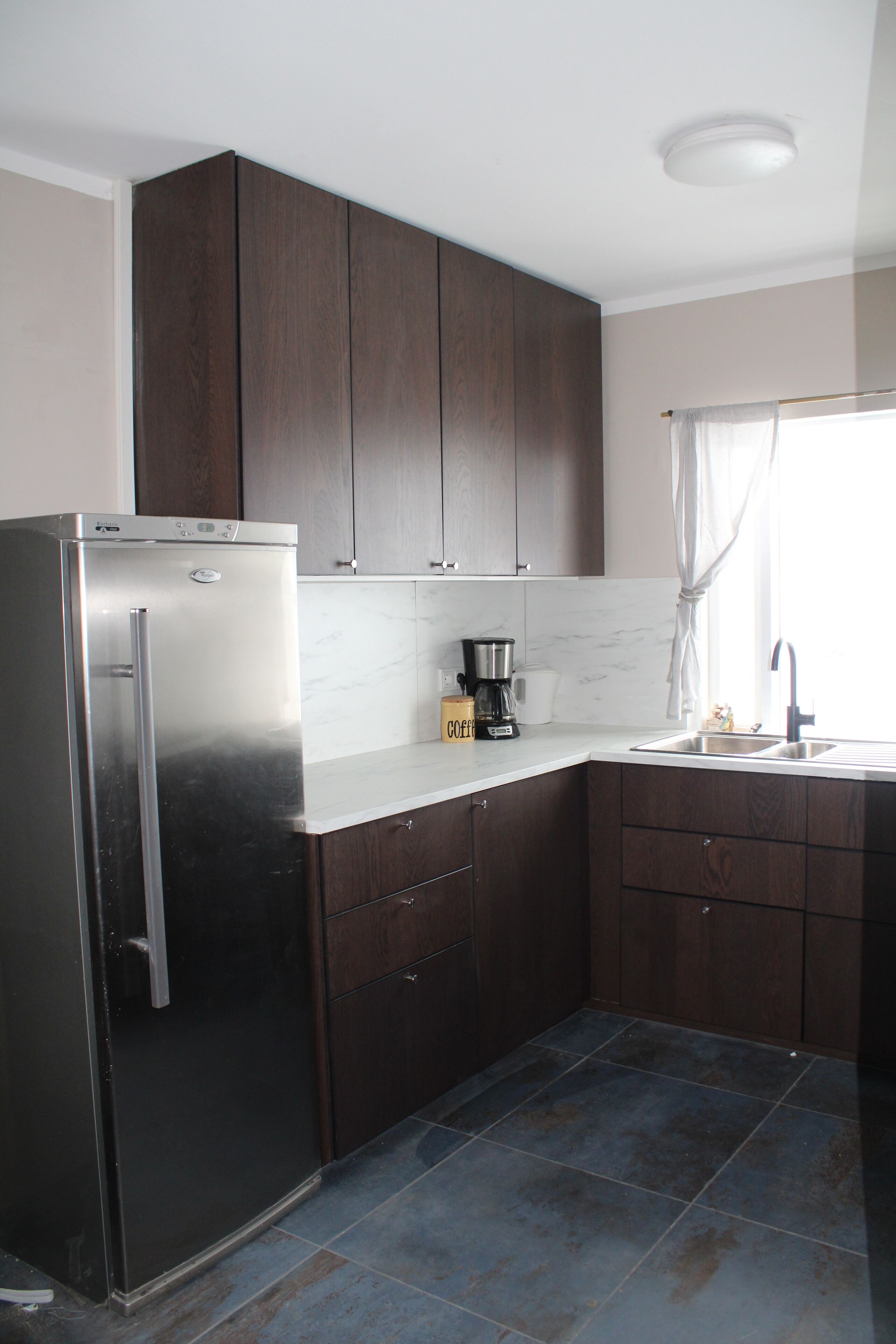 Een oven, een kookplaat, een vaatwasser, een broodrooster