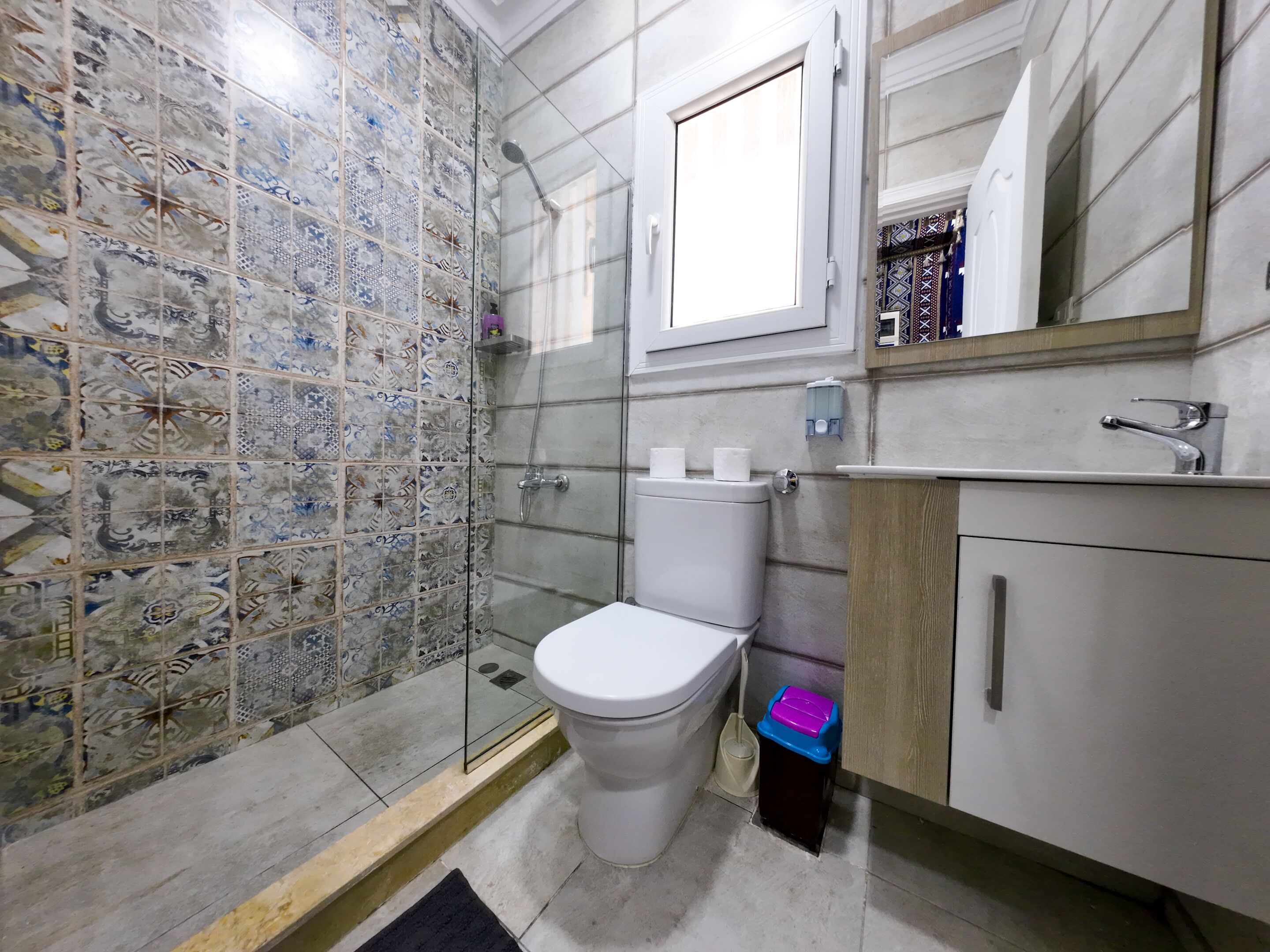 Een douche, een haardroger, handdoeken, zeep