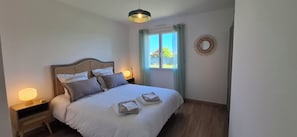 2 habitaciones, tabla de planchar con plancha y cuna de viaje 