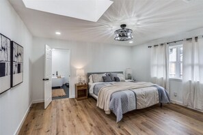 4 bedrooms, desk, iron/ironing board, WiFi