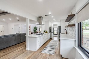 Microwave, stovetop, dishwasher, coffee/tea maker - LUX Lounge | 3200+ SQ FT - Heated Pool & Jacuzzi (Richardson)