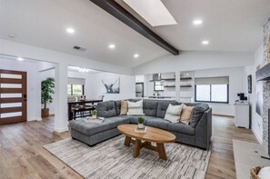 TV, fireplace - LUX Lounge | 3200+ SQ FT - Heated Pool & Jacuzzi (Richardson)