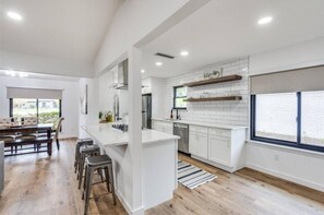 Microwave, stovetop, dishwasher, coffee/tea maker - LUX Lounge | 3200+ SQ FT - Heated Pool & Jacuzzi (Richardson)