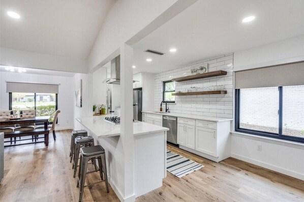 Micro-ondes, plaque de cuisson, lave-vaisselle, cafetière/bouilloire