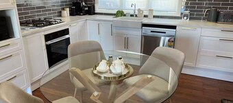 Cosy 1935 Broadway Cottage Airport/ CBD/ Train/ Cafes/ Wineries Nearby