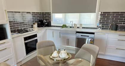 Cosy 1935 Broadway Cottage Airport/ CBD/ Train/ Cafes/ Wineries Nearby
