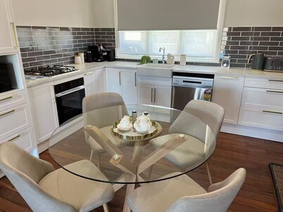 Cosy 1935 Broadway Cottage Airport/ CBD/ Train/ Cafes/ Wineries Nearby