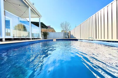 Cosy 1935 Broadway Cottage Airport/ CBD/ Train/ Cafes/ Wineries Nearby