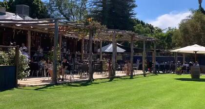 Cosy 1935 Broadway Cottage Airport/ CBD/ Train/ Cafes/ Wineries Nearby