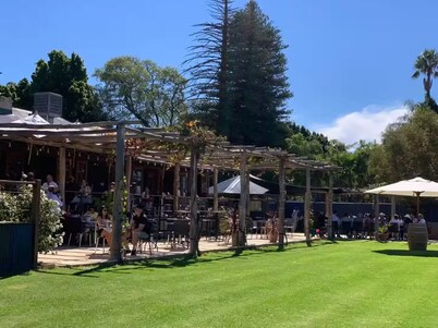 Cosy 1935 Broadway Cottage Airport/ CBD/ Train/ Cafes/ Wineries Nearby